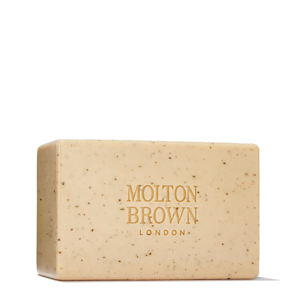 Molton Brown recharge black pepper peeling